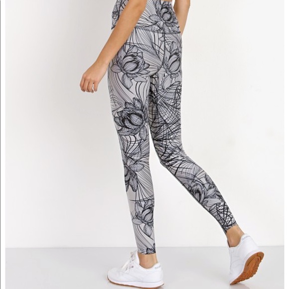 Beyond Yoga Flip Lotus Reversible Legging - Picture 4 of 11